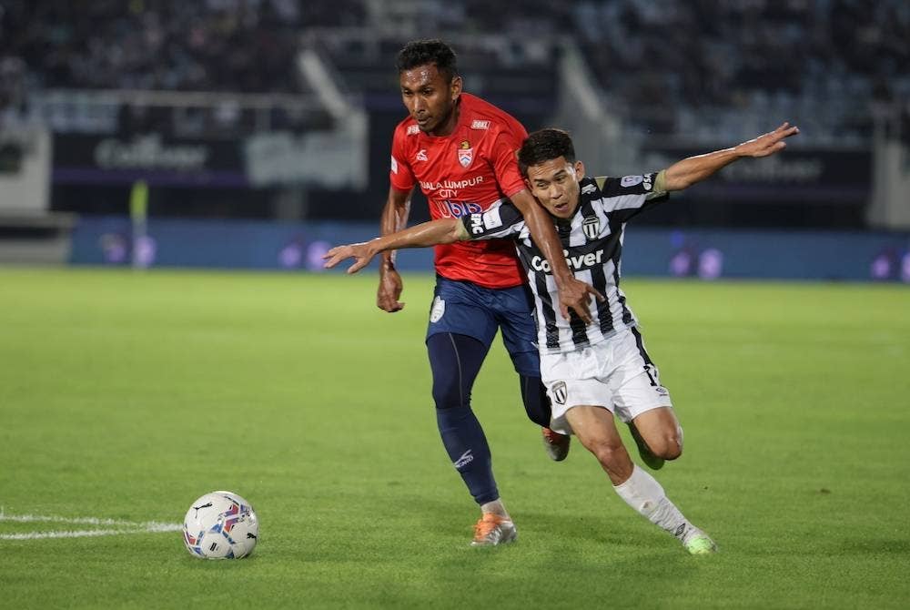 Pemain TFC, Faiz Mohd Nasir (kanan) diasak pemain KL City FC Muhammad Akram Mahinan pada aksi suku akhir kedua Piala Malaysia di Stadium Sultan Mizan Zainal Abidin pada Sabtu.