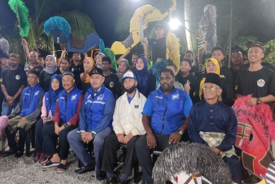 Noh (empat dari kanan) hadir pada Program Kenduri Rakyat di Kampung Dato' Hormat Sungai Air Tawar di sini pada malam Sabtu.