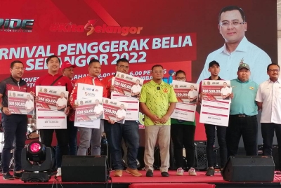 Amirudin menyampaikan inisiatif RiDE kepada pemandu e-hailing yang turut menerima caruman KWSP sebanyak RM50.