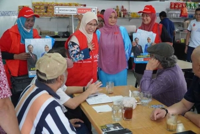 Rodziah (dua kiri) giat menjalankan kempen di sekitar Ampang menemui pengundi di kawasan berkenaan.