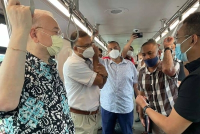 Ka Siong berada di dalam LRT laluan Kelana Jaya bagi meninjau keberkesanan sistem dan keselamatan operasinya pada Ahad.