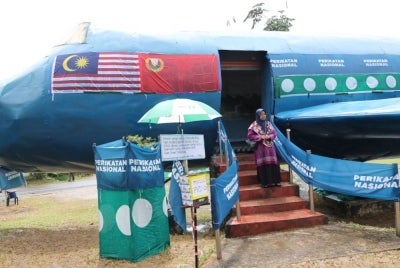 Orang ramai tidak melepaskan peluang bergambar di replika pesawat Boeing di Kampung Batu Besar, Sik, Kedah.