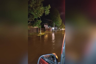 Keadaan banjir kilat yang melanda Kampung Batu 2 1/2 Simpang. - Foto JBPM