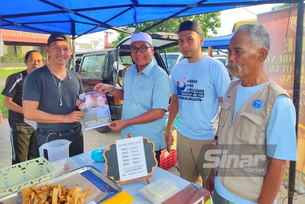 Abe Wae (tiga dari kanan) tidak gentar dan terus berkempen bagi mencapai kemenangan pada PRU15 di Parlimen Pengkalan Chepa.