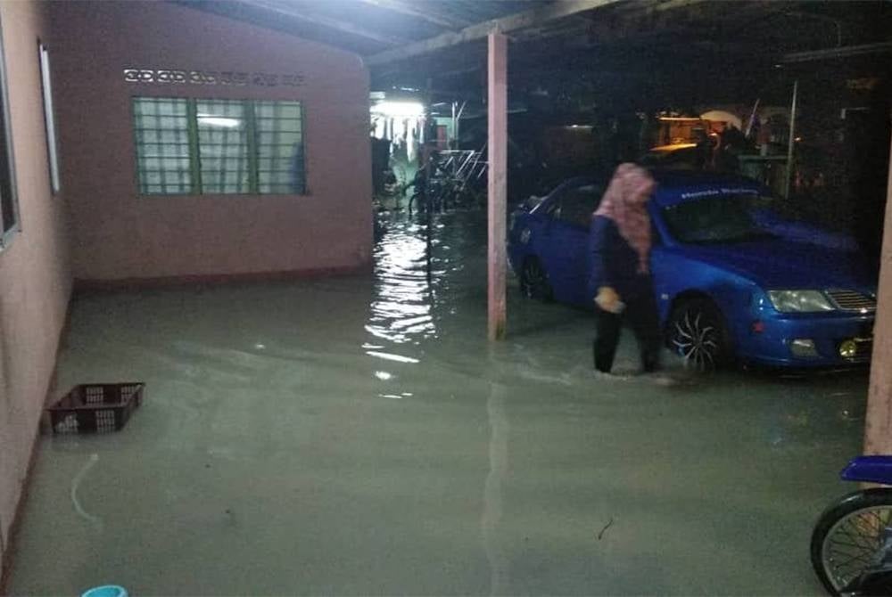 Keadaan paras air naik mendadak dalam kejadian banjir kilat di Simpang Halt sejak malam Ahad. - Foto Bomba Perak