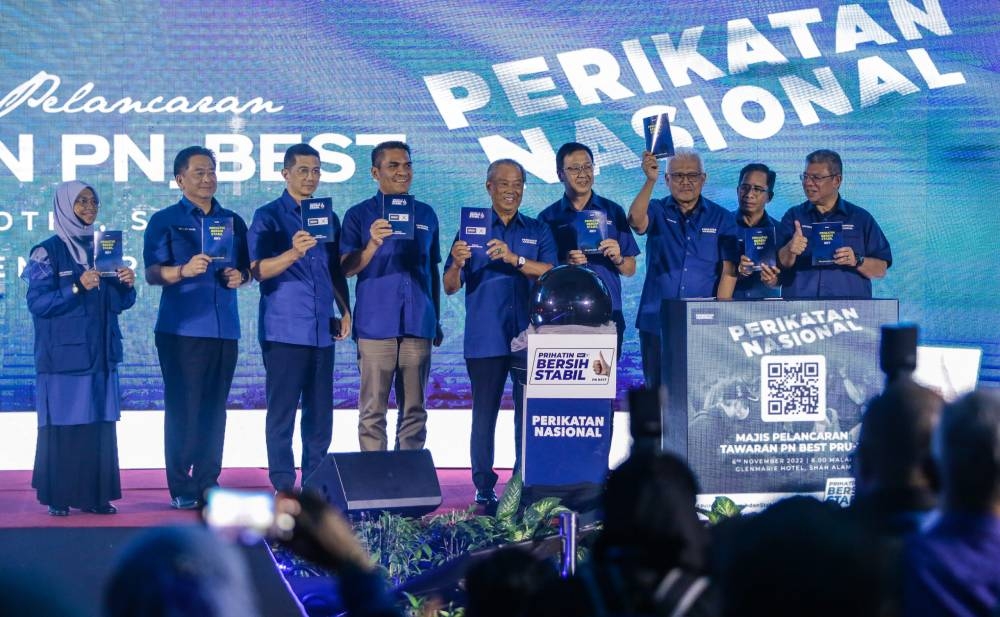 Muhyiddin (tengah) bersama pemimpin-pemimpin PN ketika hadir melancarkan Majlis Pelancaran Tawaran PN yang bertemakan ‘PN Best’.