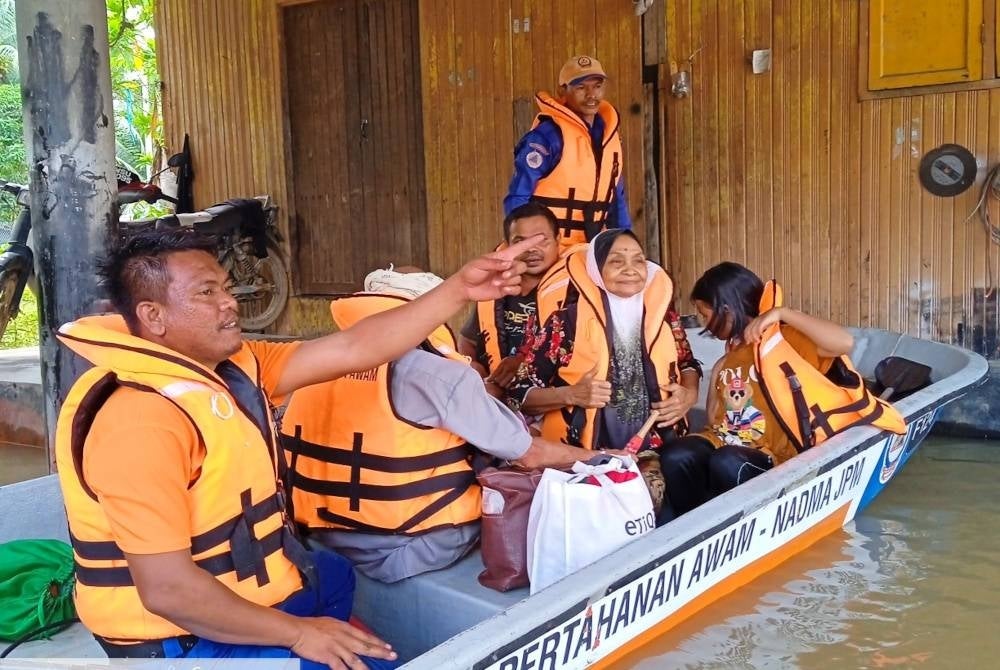 Jumlah mangsa banjir di negeri ini meningkat apabila seramai 1,969 mangsa telah dipindahkan ke lapan Pusat Pemindahan Sementara (PPS) pada Isnin. - Foto ihsan APM