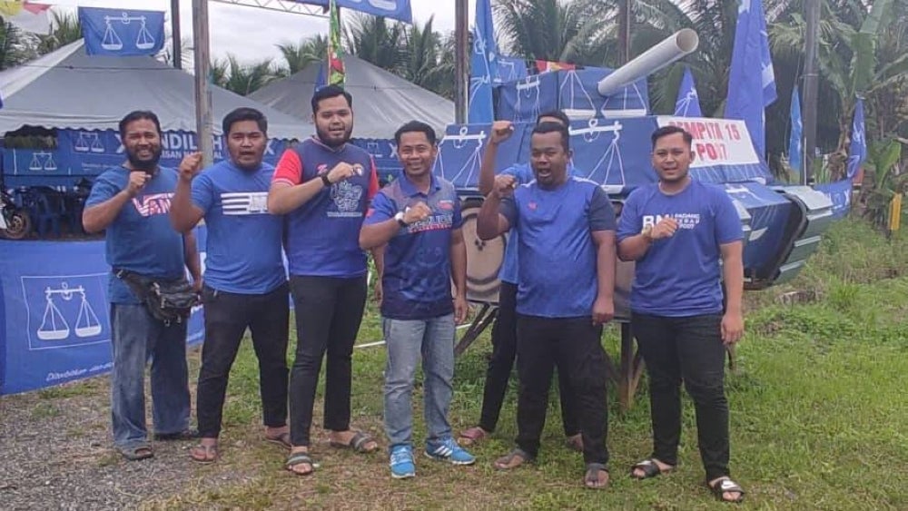Mohd Rizan (tiga kanan) bersama kumpulan anak muda Kampung Tanjung, Mukim Padang Terap Kiri, Kuala Neramg