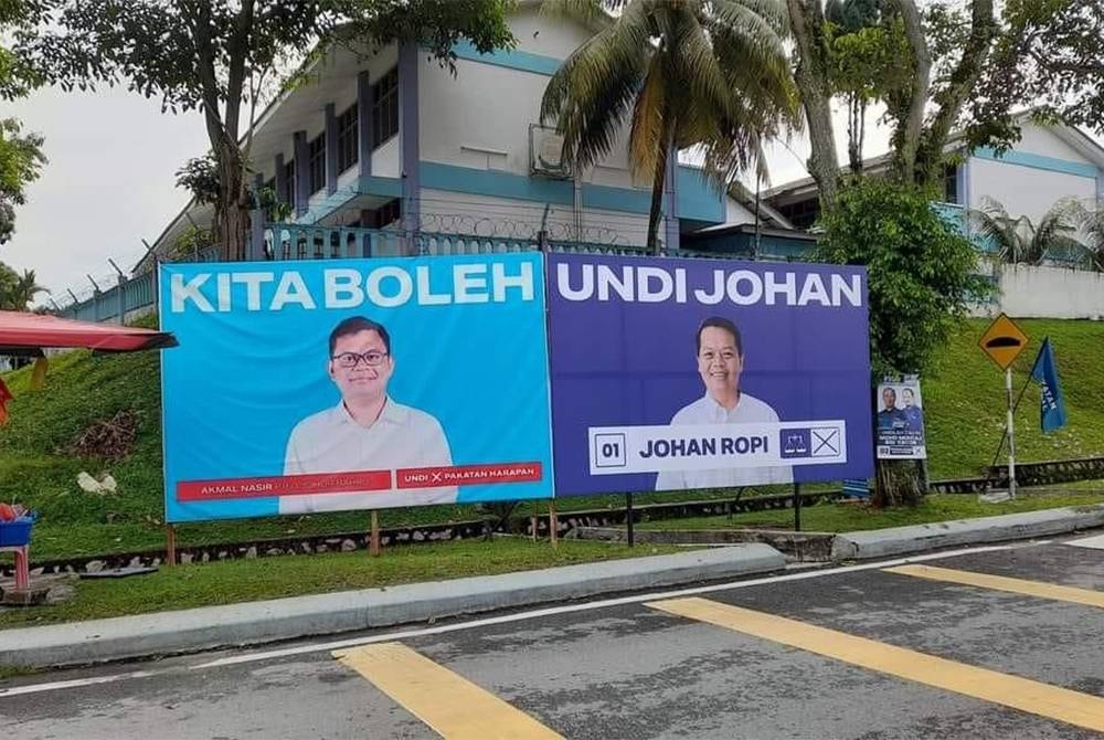Tular billboard milik sebuah lawan diletakkan bersebelahan billboard PH di hadapan sebuah sekolah dipercayai di Johor Bahru pada Ahad.