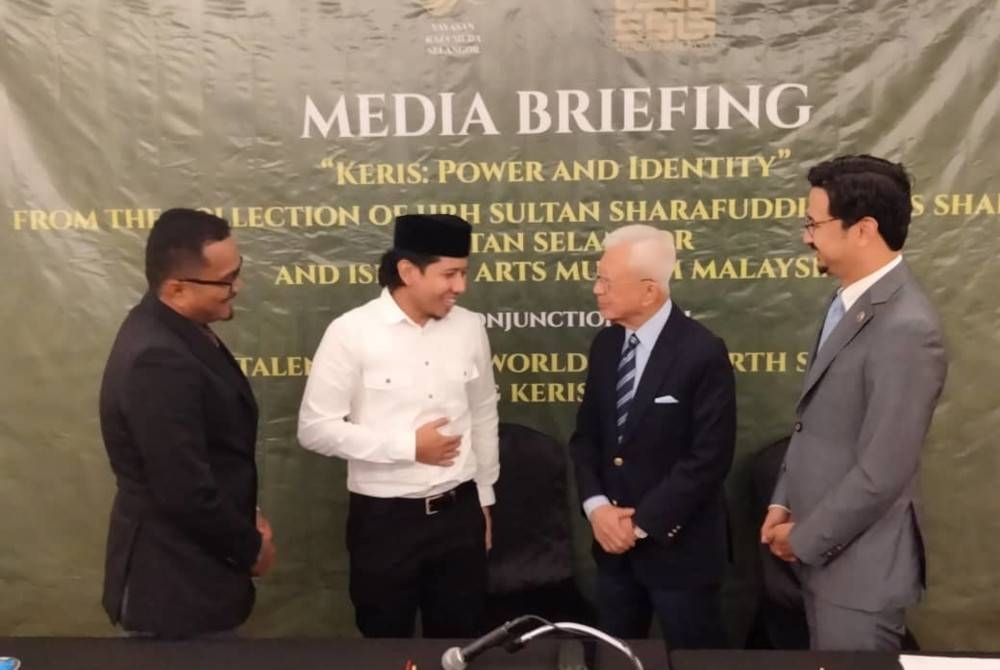 Dari kanan, Syed Haizam Hishamuddin dan Raja Arshad bersama pembuat keris muda, Muzaffar dan Izuan (kiri sekali) beramah mesra selepas sesi taklimat.