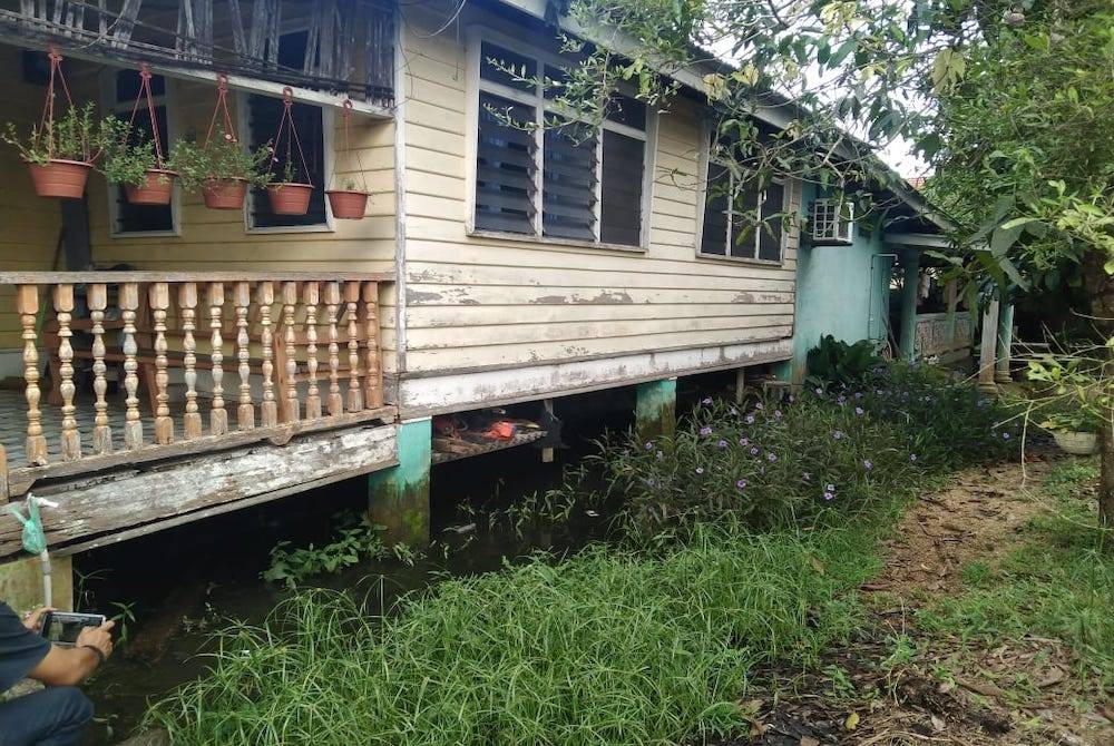 Air di bawah rumah penduduk yang bertakung menimbulkan masalah bau busuk dan menjadi paya.