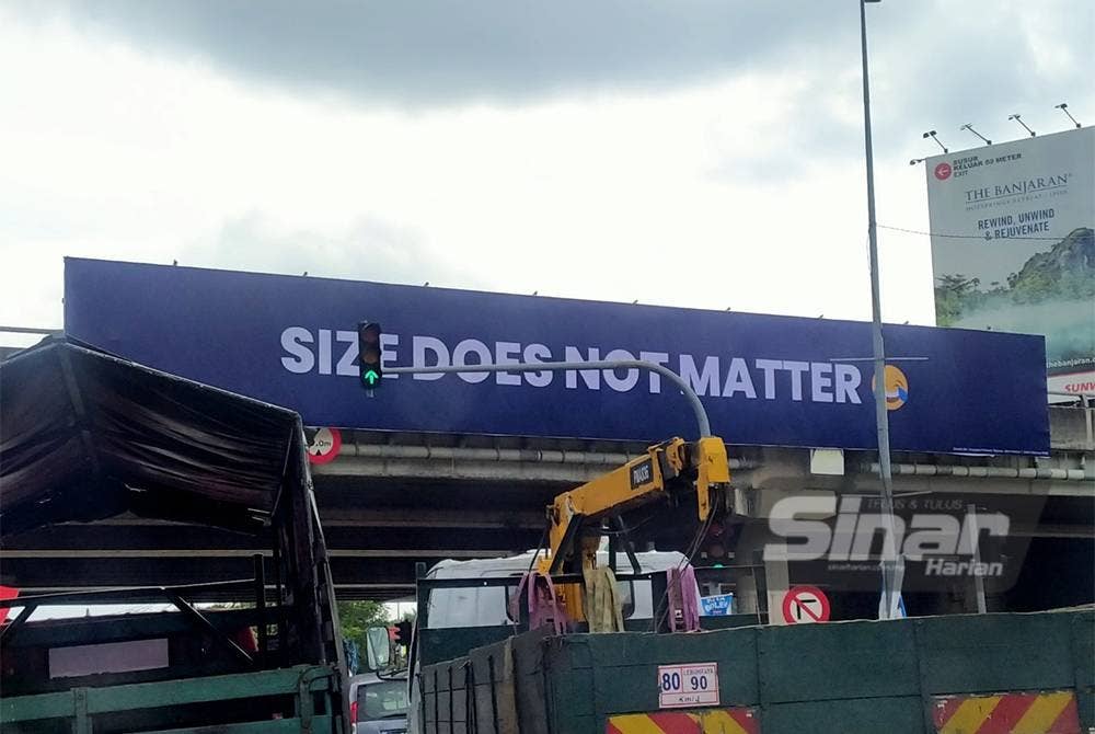 Salah satu iklan yang mencuri tumpuan dipasang di Jalan Tambun menghala Pusat Bandar Raya Ipoh.