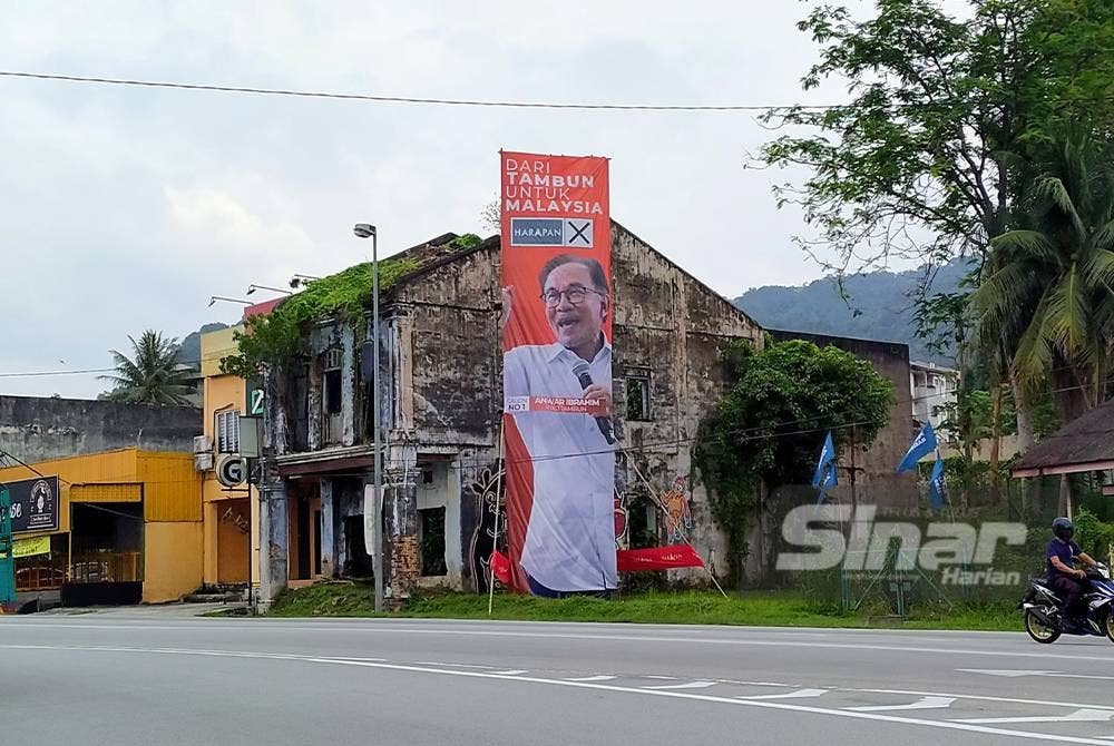 Poster bersaiz gergasi yang dipasang di Jalan Tambun, di sini sempena kempen PRU15.