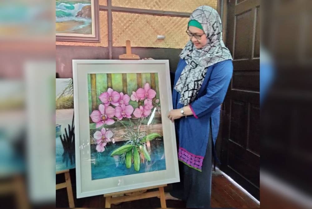 Rosilah menghasilkan lukisan yang berkonsepkan bunga.