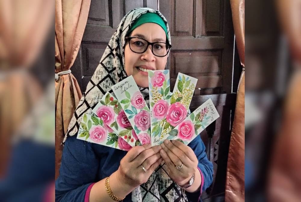 Rosilah menunjukkan penanda buku bermotif bunga yang ditempah seorang pelanggan.