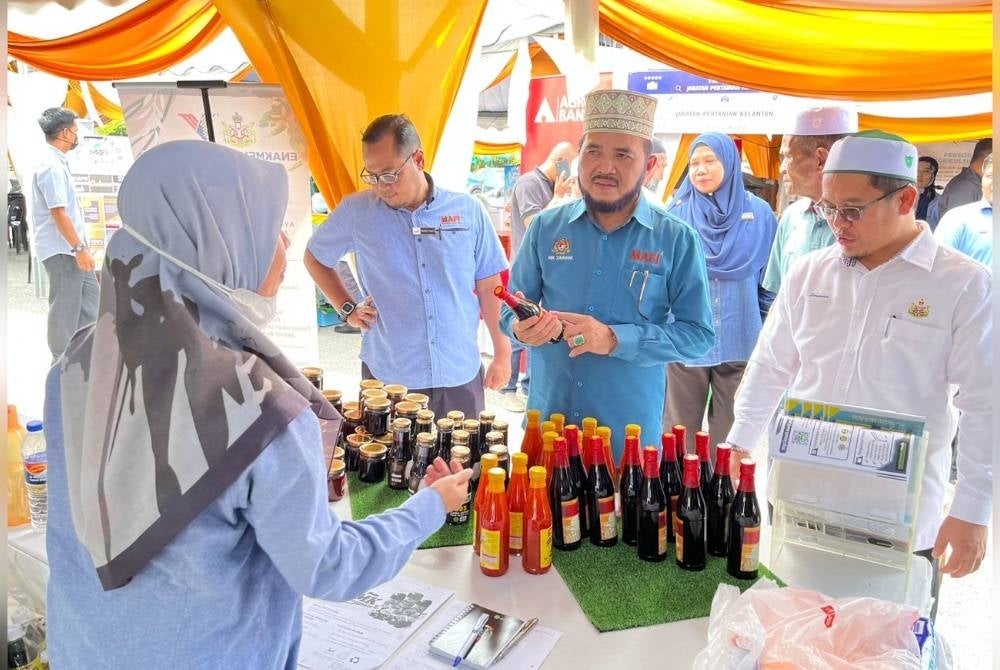 Nik Muhammad Zawawi (tengah) ketika merasmikan Program Semarak Tani di Bandar Baru Pasir Puteh, pada Isnin.