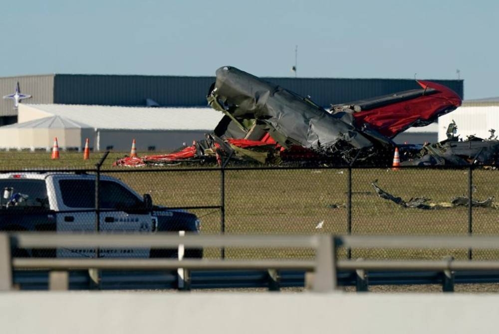 Investigasi sedang berlangsung terhadap kecelakaan udara yang menewaskan enam orang setelah dua pesawat Perang Dunia II bertabrakan selama pertunjukan udara pada hari Sabtu di kota Dallas, AS.  - Foto Associated Press 