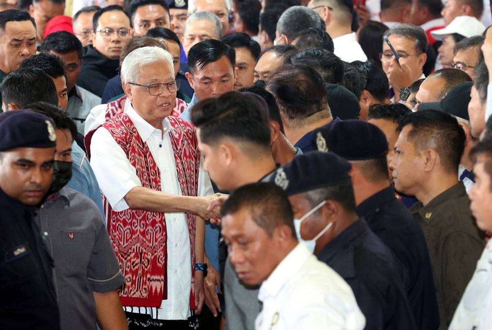 Ismail Sabri bersalaman dengan orang ramai ketika tiba bagi merasmikan Lebuhraya Pan Borneo Sarawak Seksyen Selangau WPC08 hari ini. - Foto Bernama