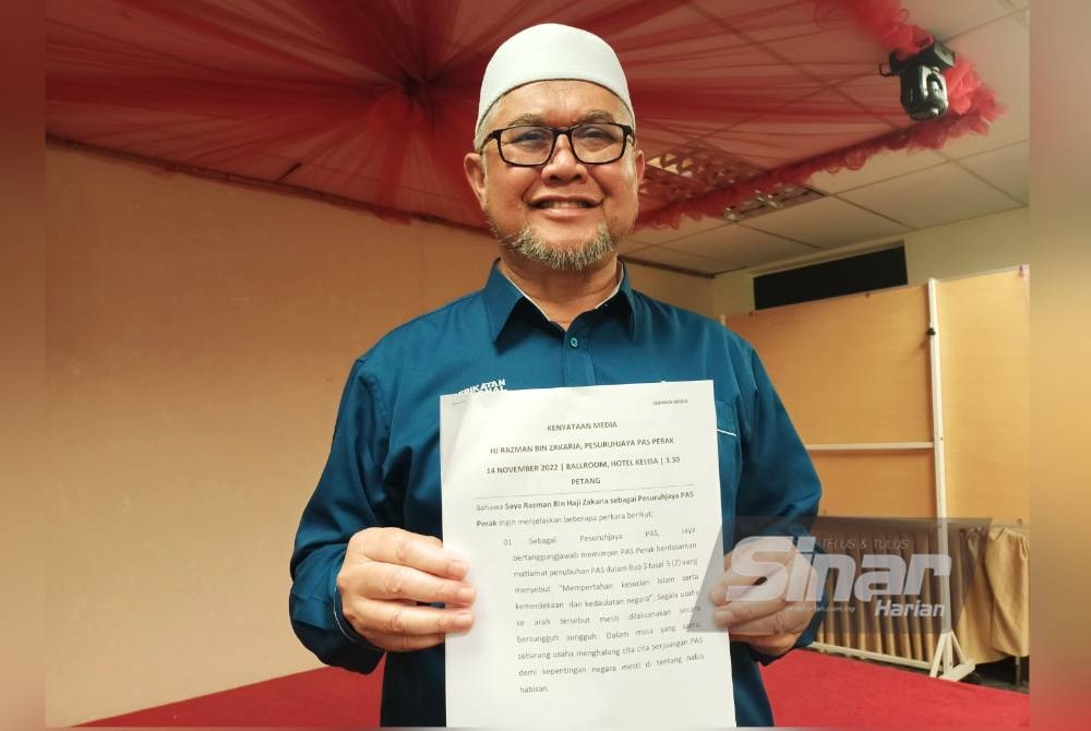 Razman menunjukkan kenyataan media berhubung pendiriannya berkaitan tuntutan maaf dan saman daripada Anwar.