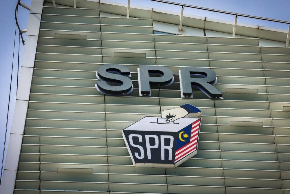 SPR mengulangi kenyataan tidak membenarkan telefon bimbit di tempat mengundi. - Foto Bernama