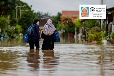 Keadaan banjir di sebuah taman perumahan tinjauan berkenaan bencana banjir di sekitar Klang pada Jumaat.