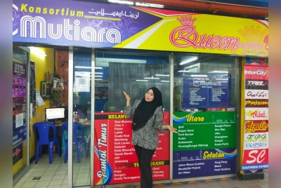 Siti Fatimah yang merupakan ejen menjual tiket-tiket bas ekspres dari 10 buah syarikat bas ke utara, pantai timur dan selatan di Terminal Kajang, Selangor.