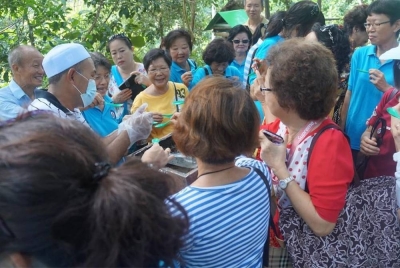 Komuniti Kampung Layang-Layangan memberi penerangan kepada pelancong yang hadir melihat sarang lebah kelulut.