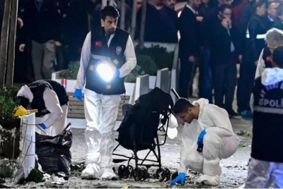 Pihak berkuasa menjalankan siasatan di tempat kejadian sekitar laluan pejalan kaki di Istiklal Avenue, Istanbul. - Foto AFP