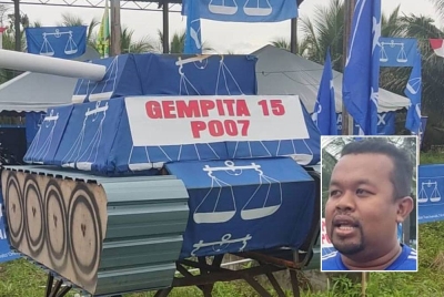 Replika kereta kebal yang dinamakan Gempita 15 di Kampung Tanjung, Mukim Padang Terap Kiri, Kuala Nerang menarik perhatian orang ramai yang melalui kawasan itu. Gambar kecil: Mohd Shaiful Nizam