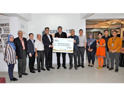 Pengerusi Eksekutif LBS dan Pemegang Amanah LBS Foundation, Tan Sri Lim Hock San (enam dari kanan) menyerahkan replika cek berjumlah RM80,000 kepada Presiden, Kolej Universiti Genovasi, Profesor Dr James Nga disaksikan oleh Pengasas dan Pengerusi Kolej Universiti Genovasi, Datuk Dr Siew Ka Wei.