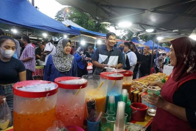 Mashitah (dua dari kiri) semasa turun beramah mesra bersama peniaga di Pasar Malam Tandop, Kuala Kedah.