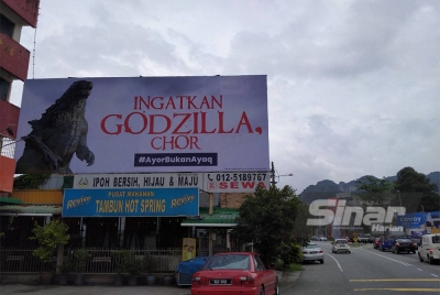 Poster 'Godzilla' yang dipasang di Pekan Tambun, di sini mencuri tumpuan.