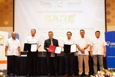 Ketua Pegawai Pelanggan (Kerajaan dan Perniagaan Besar) Bahagian Retail TNB, Nasaruddin Mohd Zaini (dua dari kiri) diikuti Pengarah Besar Felda, Datuk Amiruddin Abdul Satar dan Pengarah Urusan, GSPARX Sdn.Bhd, Elmi Fairul Mashuri masing-masing menunjukkan dokumen yang ditandatangani mereka.