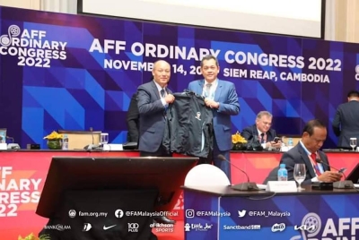 Hamidin (dua dari kiri) disahkan sebagai Ahli Majlis AFF di Kemboja pada Isnin. -Foto FB FAM.