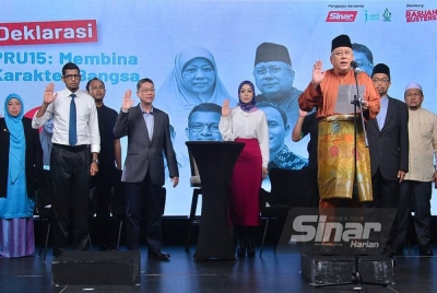 Ahmad Azam (depan) mengetuai bacaan Ikrar Deklarasi PRU15: Membina Karakter Bangsa yang diadakan di Kumpulan Karangkraf pada Isnin.