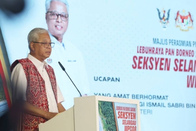 Ismail Sabri berucap pada majlis perasmian Lebuhraya Pan Borneo Sarawak Seksyen Selangau WPC08 hari ini. - Foto Bernama