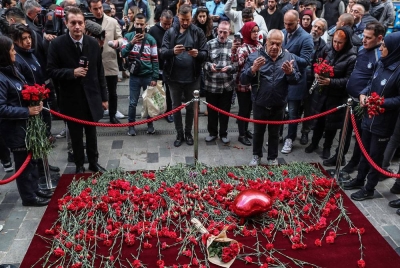 Orang ramai meletakkan bunga di kawasan letupan bom yang berlaku sehari sebelumnya di Jalan Istiklal di Istanbul, Turki pada Isnin. - Foto EPA