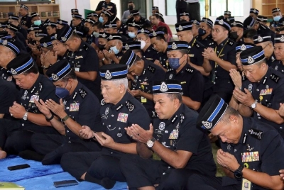 Acryl Sani (tiga dari kanan) bersama warga Bukit Aman pada majlis Solat Hajat, Bacaan Yasin dan Doa Selamat Perdana pada Isnin.