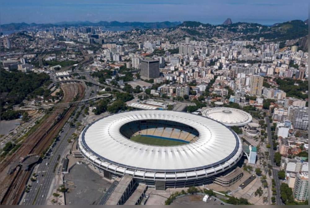 Seorang pemuda terjatuh dari kawasan berbatu ketika merakamkan swafoto di Rio de Janeiro baru-baru ini. - Foto AFP