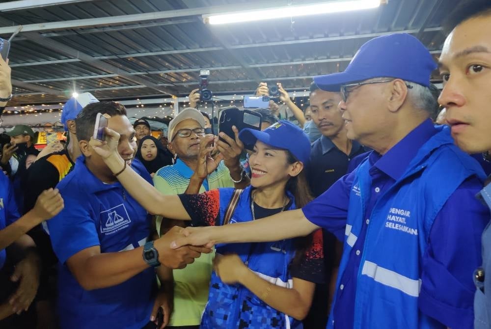 Orang ramai tidak melepaskan peluang bergambar bersama Ismail Sabri semasa Sembang Santai Anak Muda Kuala Selangor di Bandar Puncak Alam, Kuala Selangor pada Isnin.