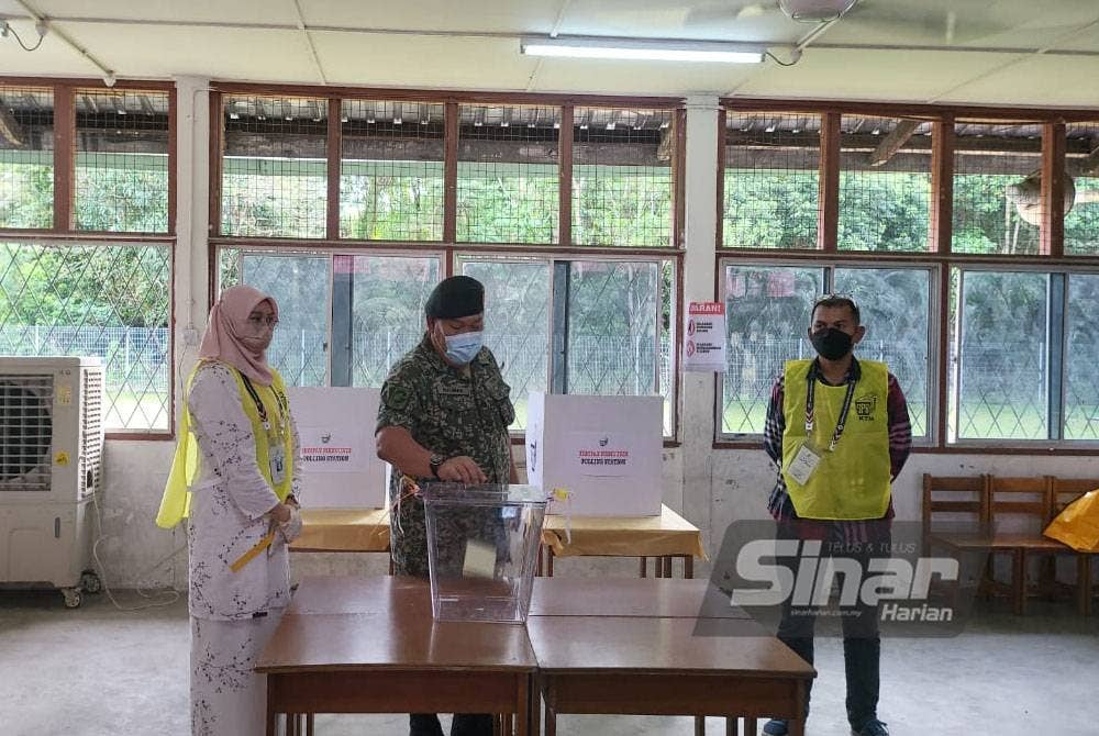 Abdul Rahman mendahului proses mengundi di pusat pengundian awal di Sekolah Agama Rakyat Kem Lok Kawi, di Putatan.