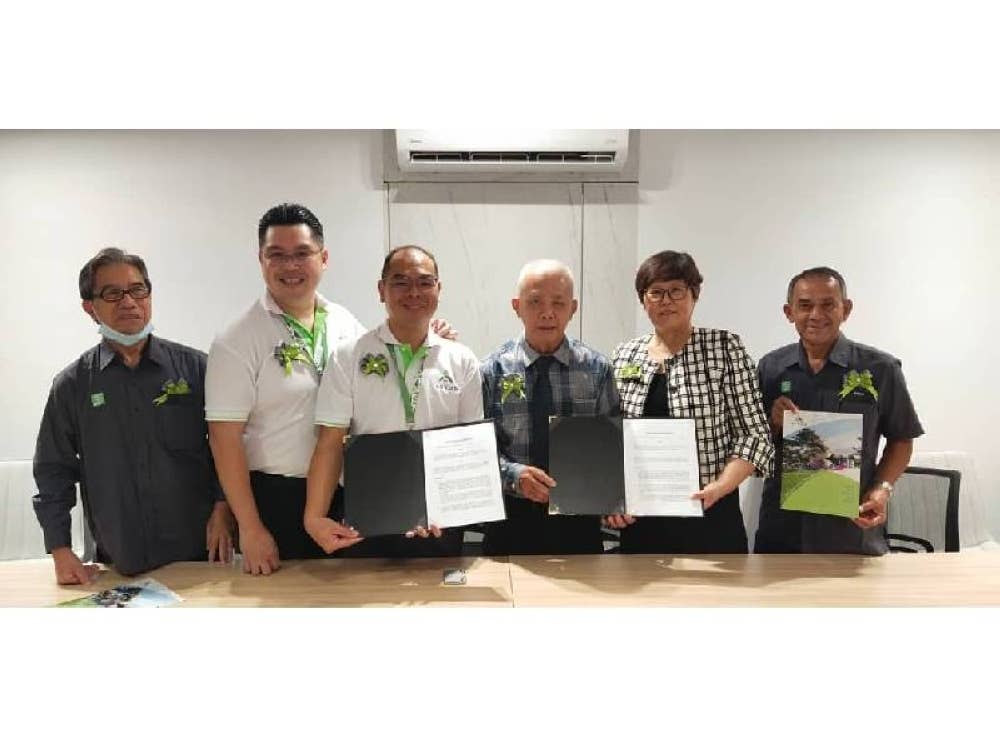 (Dari kiri) Idros, Tan Hong Lan, How, Willy, Alex dan Ismail Yahaya pada majlis menandatangani perjanjian usahasama, pada Sabtu.