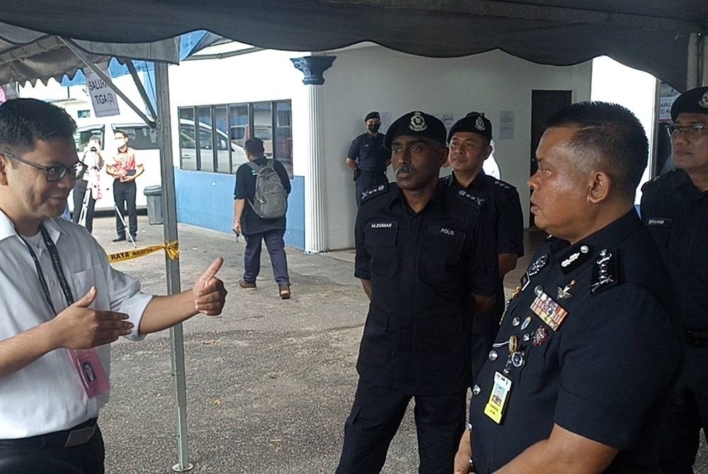 Akmal Nasrullah ( kiri) hadir meninjau proses pengundian awal di Dewan Dato Onn IPK Johor, pada Selasa.