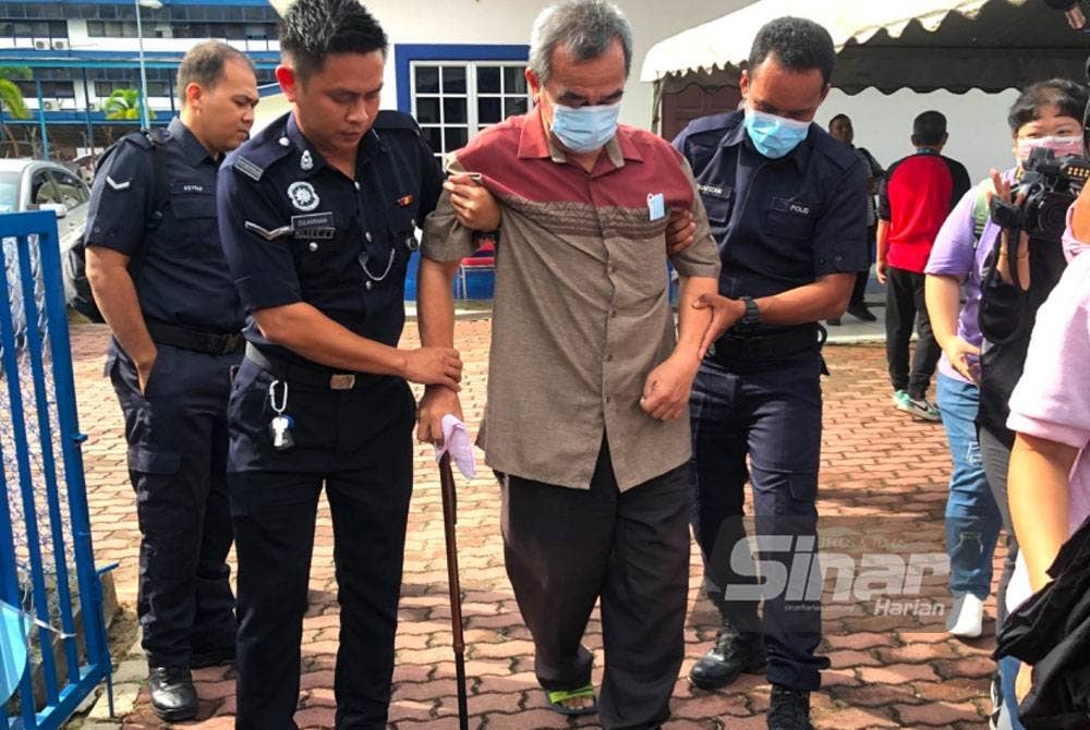 Che Mustapa (tiga dari kiri) dipapah anggota-anggota ketika hadir untuk membuang undi di pekarangan Taska IPK Kelantan, Kota Bharu.