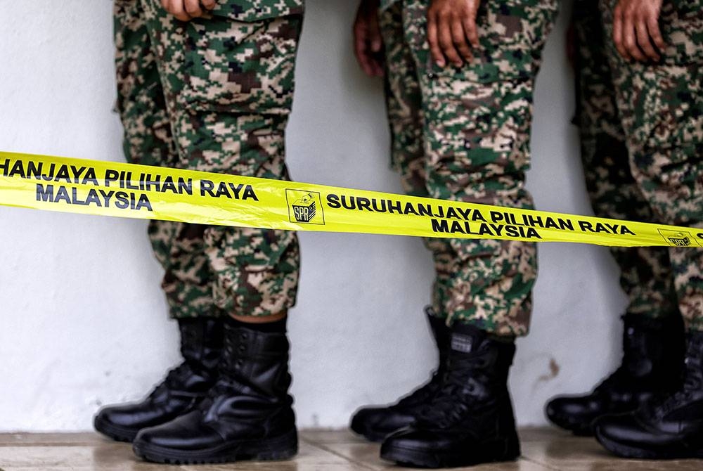 Anggota Angkatan Tentera Malaysia (ATM) beratur untuk melaksanakan tanggungjawab sebagai pengundi awal sempena Pilihan Raya Umum ke-15 di Dewan Serbaguna Kem Muara Tuang pada Pilihan Raya Umum ke-15 (PRU15) hari ini.
