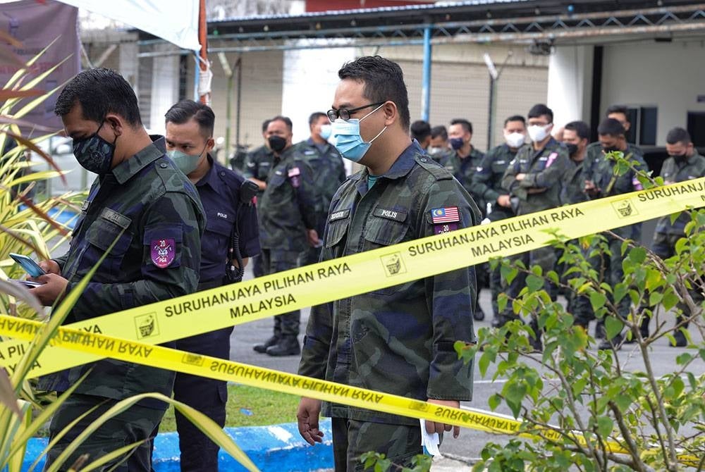 Anggota Pasukan Gerakan Am (PGA) beratur untuk mengundi pada proses mengundi awal sempena Pilihan Raya Umum Ke-15 di Ibu Pejabat Batalion 20 (PGA) hari ini.