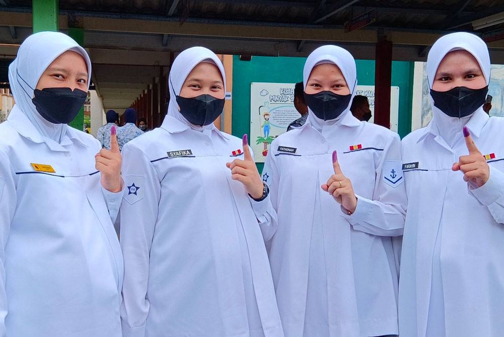 Dari kiri: Safinas Nurlaily, NurSyafika, Nurul Fathonah dan Norfarahin selesai membuang undi.