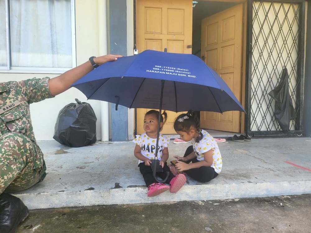 Antara gelagat anak-anak anggota tentera sementara menunggu ibu mereka menjalankan tanggungjawab sebagai pengundi awal di Sekolah Agama Rakyat, Kem Lok Kawi, Putatan.