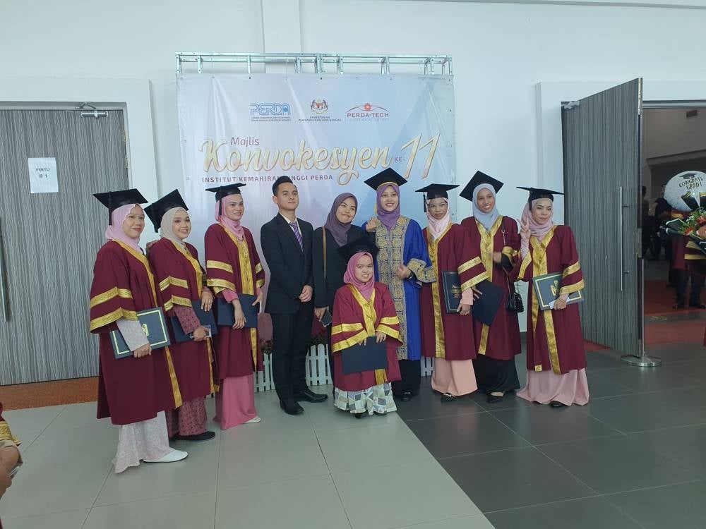 Graduan PERDA-TECH merakamkan kenangan sempena Majlis Konvokesyen ke-11 PERDA-TECH.
