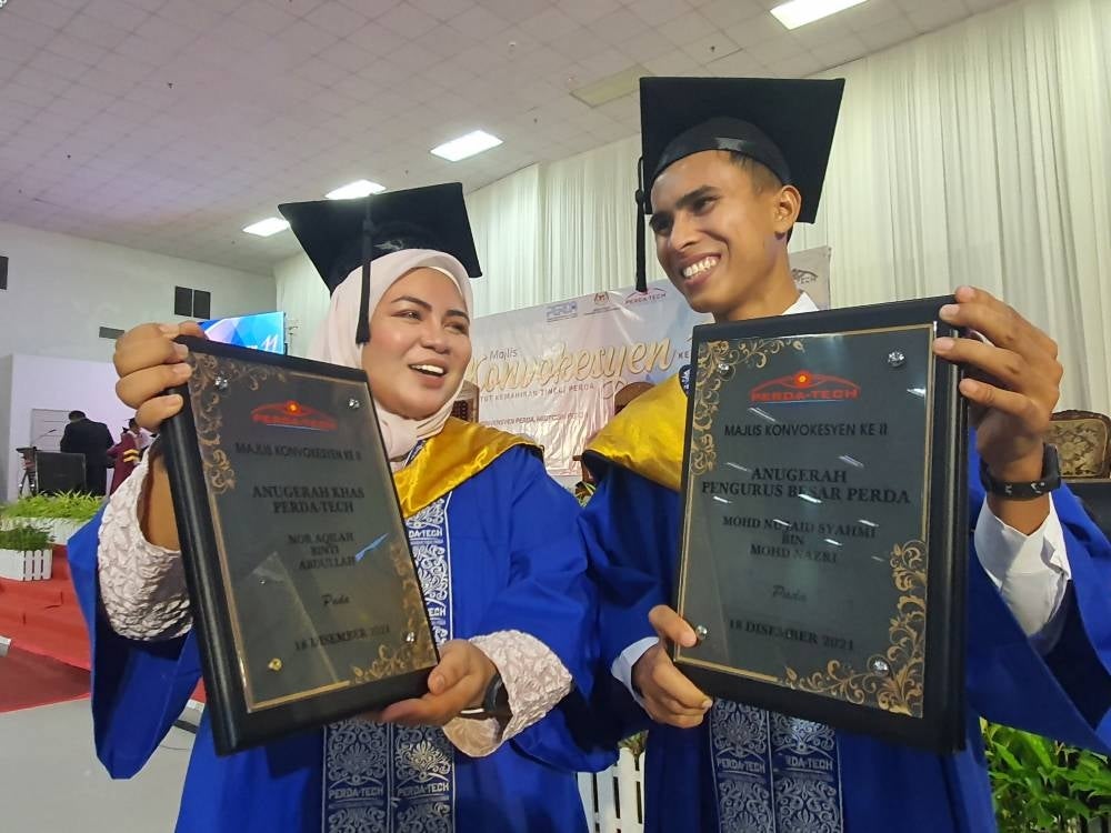 Nur Aqilah (kiri) dan Mohd Nujaid menunjukkan anugerah yang diterima mereka sempena Majlis Konvokesyen ke-11 PERDA-TECH baru-baru ini.